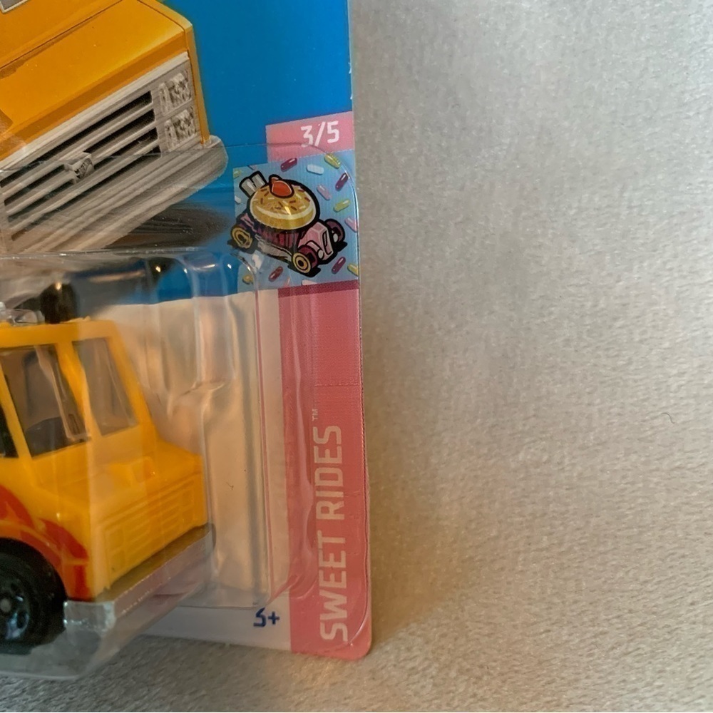 HOT Wheels Quick Bite Hot Chicken (Orange) 2022 Sweet Rides - Picture 8 of 14
